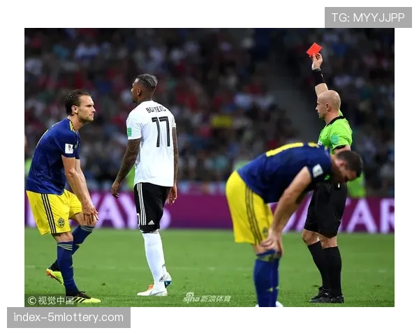 红牌！曼联中卫利桑德罗·马丁内斯两黄变一红被罚下